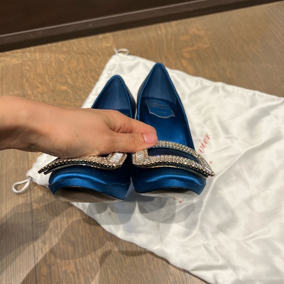 NEW Roger Vivier Trompette Crystal-embellished Satin Pumps - Picture 4 of 9